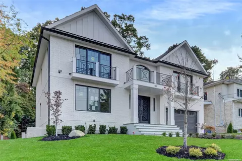 20 Center Dr, North Hempstead, NY 11576