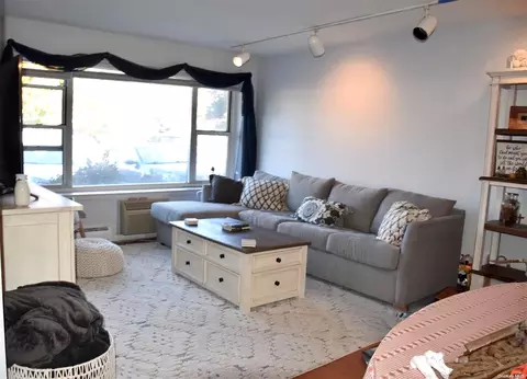90 S Park Ave #17A, Rockville Centre, NY 11570