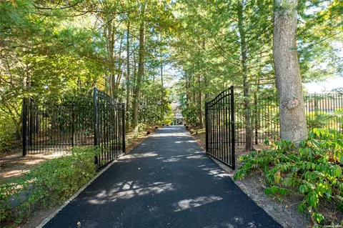 15 Creston Ter, Northport, NY 11768