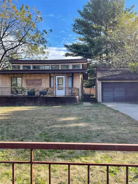 205 Laclede Ave, Uniondale, NY 11553