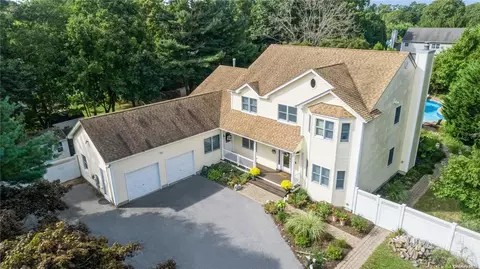 11 Kemp Ct, East Islip, NY 11730