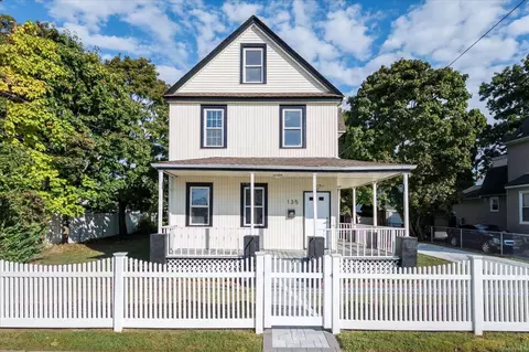 135 E Dean St, Freeport, NY 11520