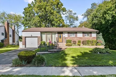 93 S Park Dr, Old Bethpage, NY 11804