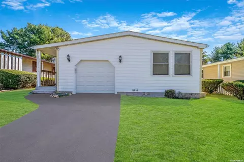 114 Village Cir W, Manorville, NY 11949