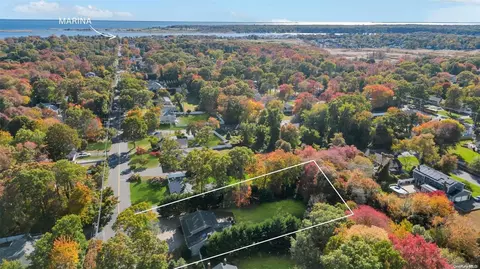 136 Vanderbilt Blvd, Oakdale, NY 11769