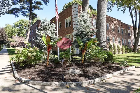 4 Edwards #2 G, North Hempstead, NY 11577