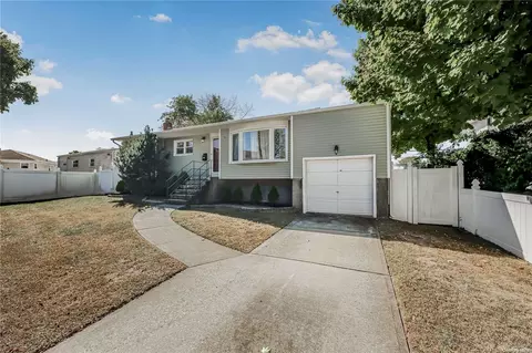 5 Birch Ln, Farmingdale, NY 11735