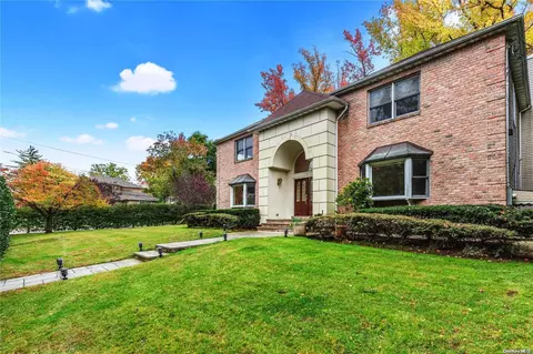 16 Vista Hill Rd, North Hempstead, NY 11021
