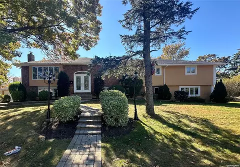2 Kilmer Ave, Dix Hills, NY 11746