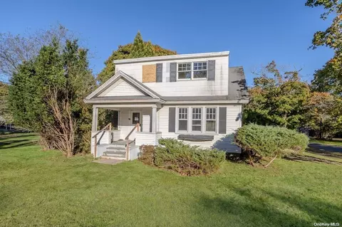 29 N Paquatuck Ave, East Moriches, NY 11940