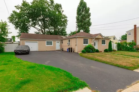 53 W Belle Terre Ave, Lindenhurst, NY 11757