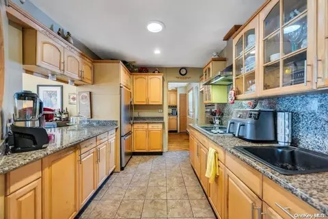 18 Briggs St, Hicksville, NY 11801