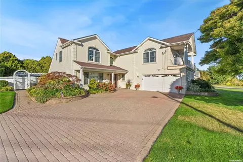 15 Cedar Point Dr, West Islip, NY 11795