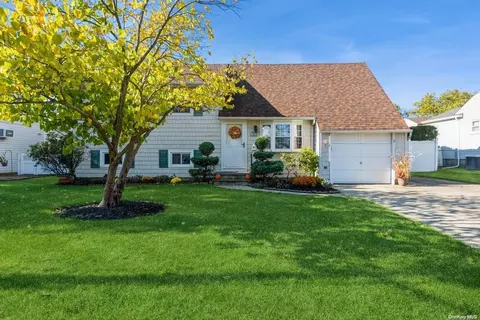1028 N Queens Ave, Lindenhurst, NY 11757