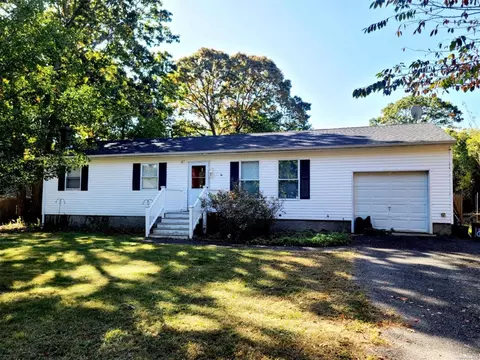 18 Beechwood Dr, Shirley, NY 11967