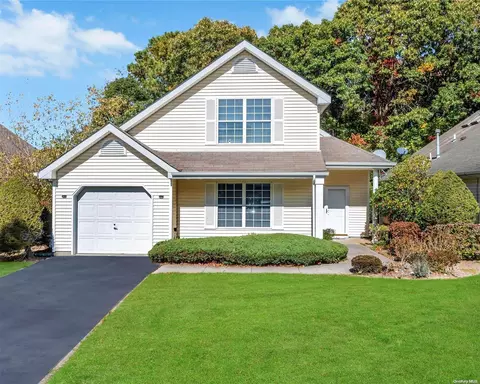 17 Saddlebrook Ct, Middle Island, NY 11953