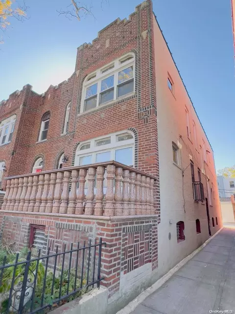 31-18 88th St, New York, NY 11369
