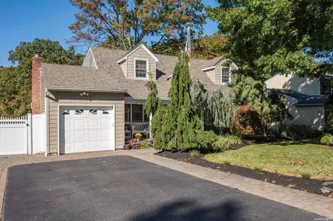 16 Natalie Ct, Ronkonkoma, NY 11779
