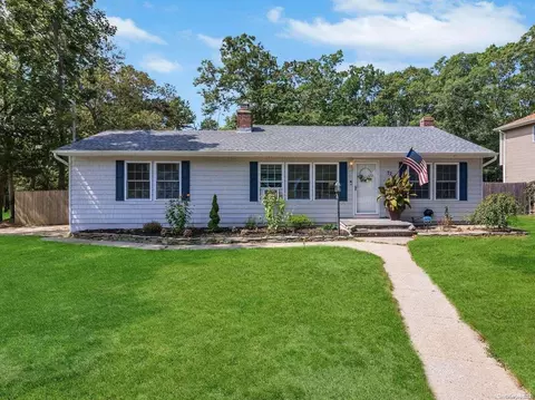 72 Panamoka Trl, Ridge, NY 11961