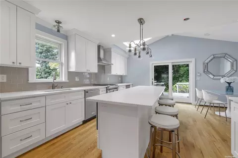 22 Overlook Dr, Huntington, NY 11743