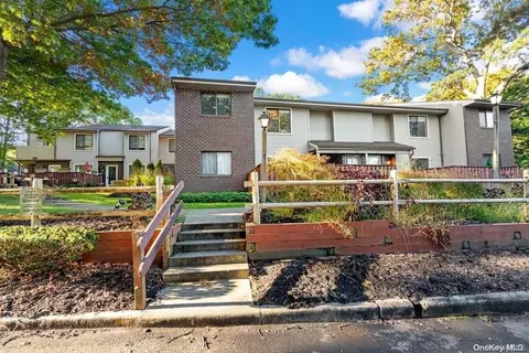 828 Woodland Ct #828, Coram, NY 11727