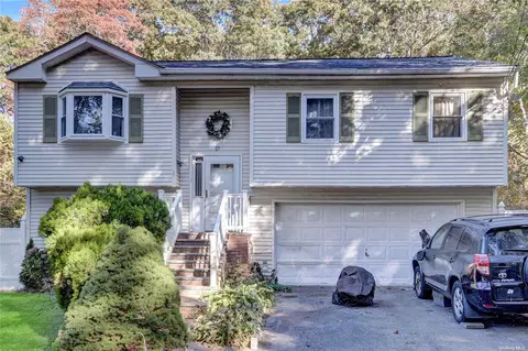 17 Park Ln, Middle Island, NY 11953