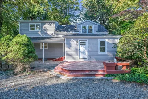17 Kellogg Pl, Huntington Station, NY 11746