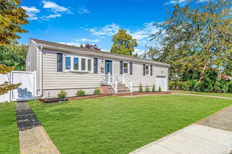 334 Nevada St, Lindenhurst, NY 11757