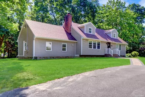21 Fir St, Lake Grove, NY 11755