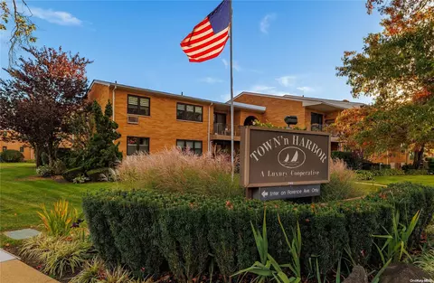 218 Westend Ave #2H, Freeport, NY 11520