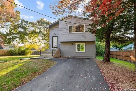 62 Longfellow Dr, Mastic Beach, NY 11951