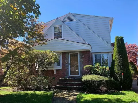 80-22 255 St, New York, NY 11001