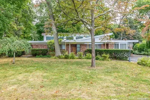 99 Guilford Ave, Oakdale, NY 11769