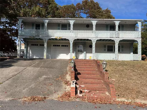 29 Patricia Ln, Patchogue, NY 11772