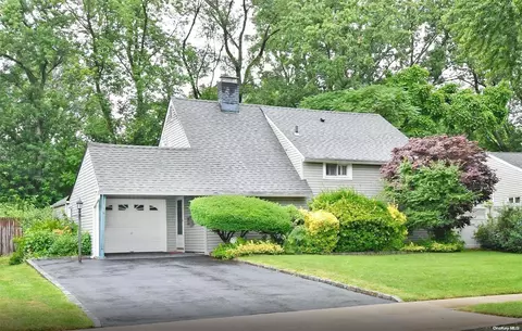 176 E Cabot Ln, North Hempstead, NY 11590