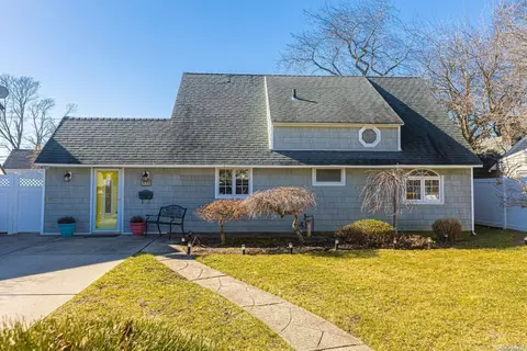 10 Wishing Ln, Hicksville, NY 11801