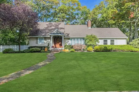 33 Redwood Dr, Great River, NY 11739