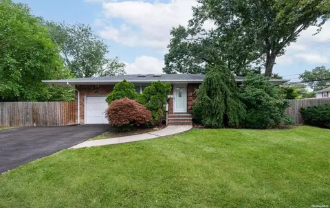 2 Candy Ln, Huntington Station, NY 11746