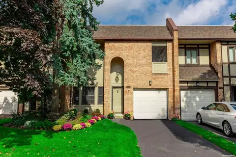 103 Southgate Cir #103, Massapequa Park, NY 11762