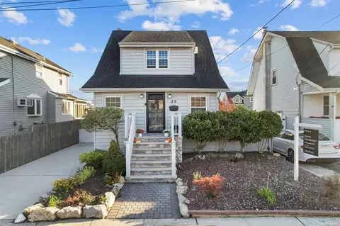 25 Ray St, Freeport, NY 11520