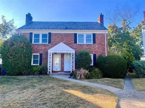27 Bayview Ct, North Hempstead, NY 11030