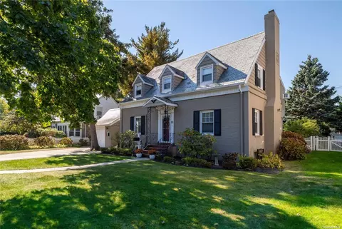 10 Knollwood Rd, Rockville Centre, NY 11570