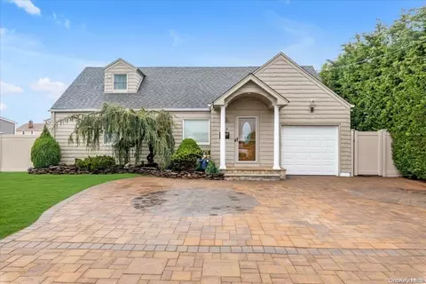 38 W 4th St, Freeport, NY 11520