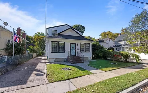 14 Ella St, Lynbrook, NY 11563