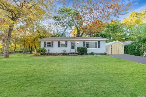 79 Dogwood Rd, Mastic Beach, NY 11951