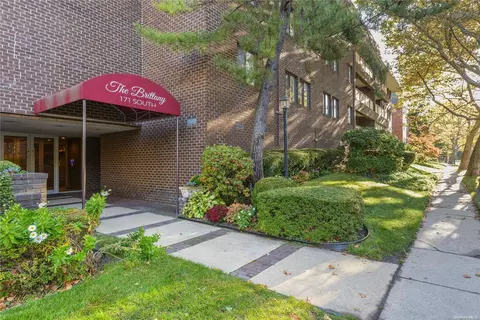 171 S Middle Neck Rd #2B, North Hempstead, NY 11021