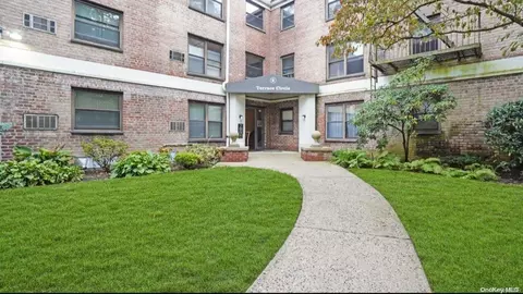 2 Terrace Cir #1H, North Hempstead, NY 11021