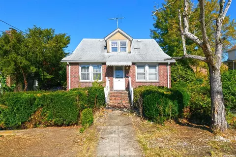 31 Jane St, North Hempstead, NY 11577