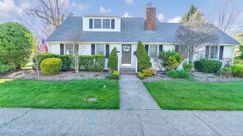 102 Sequams Ln, West Islip, NY 11795