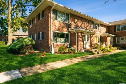 82 Edmunton Dr #B4, North Babylon, NY 11703